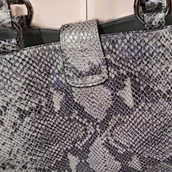 Coach (2012) Snake Embossed Leather Shoulder Bag w/Hang Tag (EUC) - Picture 9 of 9